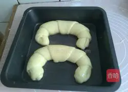 Illustration of how to make croissants 9