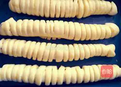 Illustration of making caterpillar bean paste bread 7