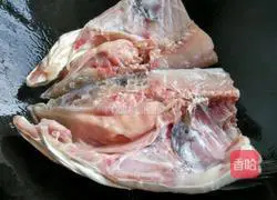 Illustration of how to make pickled cabbage, tofu and fish head soup 6