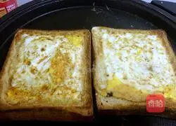 Illustration of how to make egg and ham toast 6