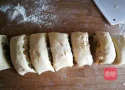 Illustration of how to make Danish crispy bread rolls 14