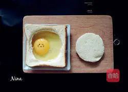 Illustration of how to make double-layer toast and baked eggs 4