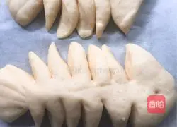 Illustration of how to make fish bone bread 16