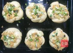 Illustration of how to make green onion, seaweed and meat floss bread 18