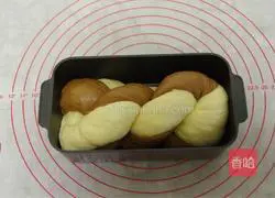 Illustration of how to make two-color toast bread 16