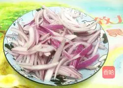Illustration of how to stir-fry pork belly with onions 5