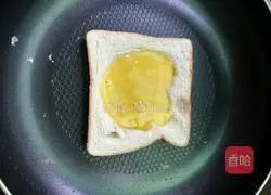 Illustration of how to make egg fried bread slices 3