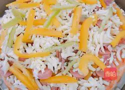 Illustration of how to make shrimp, bacon and ham pizza 3