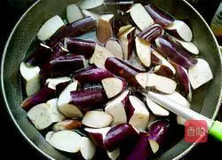 Illustration of how to stir-fry eggplants with tomato sauce 4