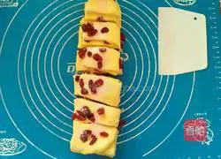 Illustration of how to make yogurt cranberry shredded bags 10