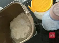 Illustration of how to make macadamia nut oil bread 1