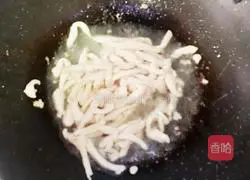 Illustration of how to stir-fry shredded pork with green peppers 3