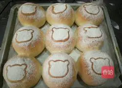 Illustration of how to make bear bread 13