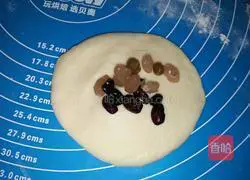 Illustration of making honey bean sweet bread 5