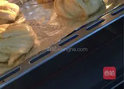 Illustration of how to make coconut bread 16