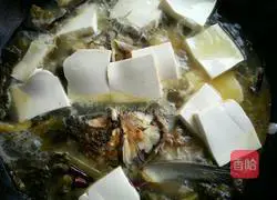 Illustration of how to make pickled cabbage, tofu and fish head soup 12