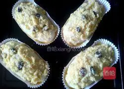 Illustration of how to make coconut raisin soaked whole wheat bread 8