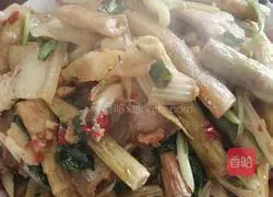 Illustration of soaking sour bamboo shoots and stir-frying twice-cooked pork 3