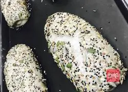 Illustration of making Duobao soft European bread 13