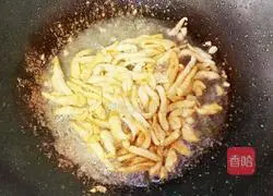 Illustration of how to stir-fry shredded pork with green pepper 4