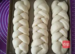 Illustration of how to make twist buns 4
