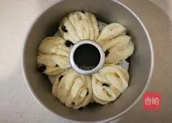 Illustration of how to make raisin bread rolls 6