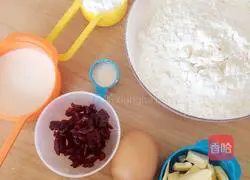 Cranberry Hand-Teared Bread Illustration 1