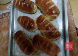 Illustration of how to make milk bread with blueberry chocolate filling 6
