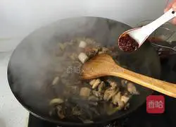 三Illustration of how to make spicy chicken 7