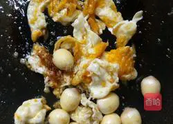 Illustration of how to make fried lotus seeds and eggs with bread crumbs 4