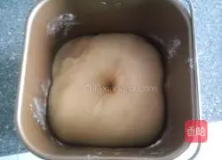 Illustration of how to make butter and shredded coconut bread rolls 5