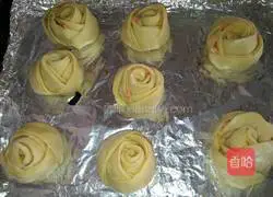 Illustration of how to make rose ham buns 12