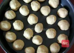 Illustration of how to make brushed golden buns 3