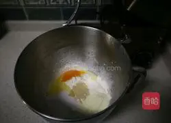 Blackcurrant Coconut Wreath Bread Recipe Illustration 2