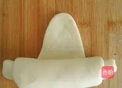 Illustration of how to make meat floss croissants 10