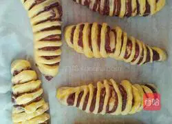 Caterpillars Illustration of how to make bread 15