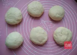 Illustration of how to make meat floss bread 5