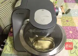 Illustration of how to make raisin coconut bread 2