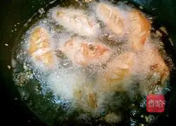 Illustration of how to make garlic fried chicken wings 8