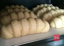 Illustration of how to make meat floss sausage bread 10