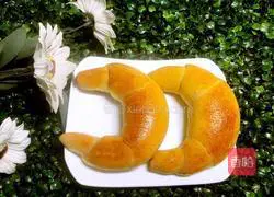 Illustration of how to make croissants 16