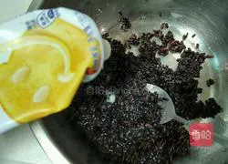 Illustration of how to make purple rice cheese bread 9