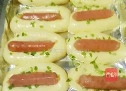 Illustration of how to make scallion sausage bread 17