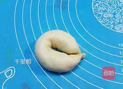 Illustration of how to make butter flower bread 6