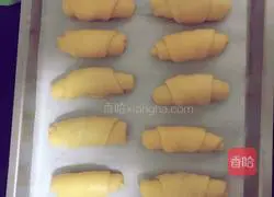 Illustration of how to make meat floss bread 8