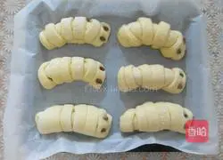 Illustration of making caterpillar meat floss bread 13