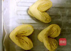 Heart-shaped coconut buns recipe 14