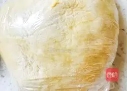 Illustration of how to make salad meat floss rolls 2