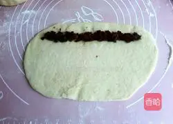 Illustration of how to make caterpillar bread 7