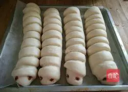 Illustration of how to make caterpillar bread 16